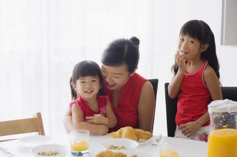 东方人,儿童,三个人,餐厅,坐,抱,笑,微笑,露齿笑,横图,室内,白天,正面,纯洁,亚洲,阴影,装饰,光线,罐子,影子,黄种人,玻璃制品,装饰品,小孩,阳光,玻璃瓶,瓶子,装饰物,可爱,童年,童趣,抱着,华丽,修饰,点缀,搂着,饰物,童真,烂漫,无邪,衬托,美观,雅致,雅观,天真,年轻女性,女孩,女人,亚洲人,怀抱,搂,搂抱,相抱,拥抱,坐着,半身,彩图,餐馆,饭店,饭馆,女生