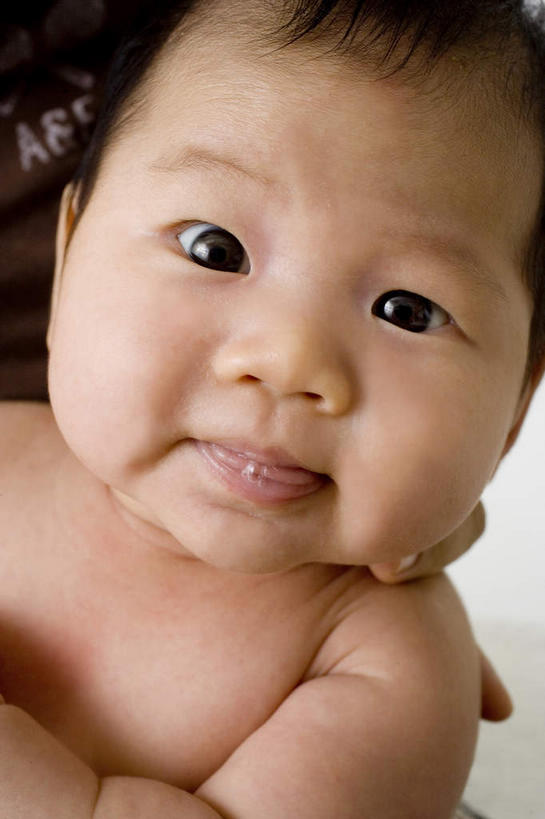 东方人,婴儿,儿童,脸,头,眼睛,脸颊,眉毛,睫毛,手,两个人,家庭,母亲,站,抱,笑,微笑,露齿笑,竖图,俯视,室内,特写,白天,纯洁,亚洲,瞳孔,阴影,服装,光线,影子,注视,休闲装,黄种人,裸露,小孩,衣服,观察,看,站着,休闲,温暖,温馨,一家人,手部,休闲服,可爱,母爱,童年,童趣,眼部,服饰,活泼,赤裸,抱着,观看,和睦,察看,搂着,关注,宝宝,裸,口水,童真,纯真,烂漫,无邪,母婴,伶俐,天真,年轻女性,女人,女性,亚洲人,孩子,年轻人,头部,睫,脸部,脸蛋,眉,面部,眼,眼睫毛,眼眉,搂,搂抱,站立,半身,彩图,高角度拍摄,融洽,眼眉毛