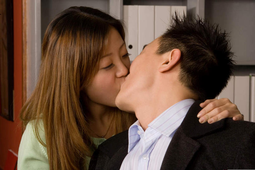 东方人,两个人,商务人士,商务男性,商务女性,坐,闭眼,抱,吻,横图,室内,白天,正面,衬衫,爱情,亚洲,许多,套装,棕色,浪漫,黄种人,相视,一个,黑色,书柜,温暖,温馨,面对面,书橱,恩爱,稳重,恋人,单个,抱着,对视,和睦,搂着,庄重,相对,商务装,工薪阶层,相看,持重,慎重,男人,男性,年轻男性,年轻女性,女人,女性,亚洲人,长发,情侣,白领,上班族,闭眼睛,闭着眼,闭着眼睛,怀抱,接吻,搂,搂抱,亲,亲吻,亲嘴,相抱,拥抱,坐着,半身,彩图,衬衣,妥当,稳健,伴侣,融洽,短发