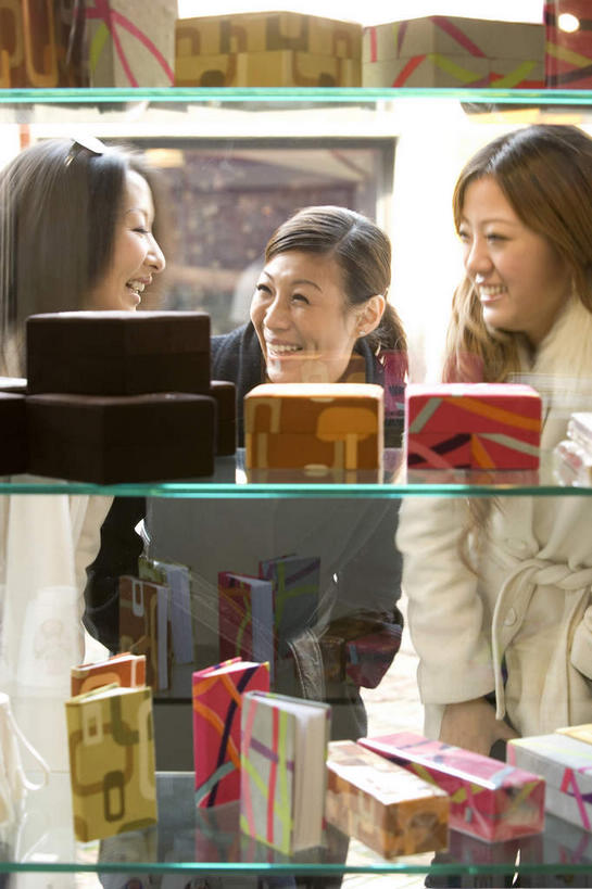 东方人,三个人,伙伴,朋友,商店,站,笑,微笑,露齿笑,竖图,室外,白天,正面,购物,友谊,消费,超市,玻璃,亚洲,许多,注视,黄种人,货物,玻璃制品,货品,橱柜,观察,看,站着,金融,百货,观看,察看,关注,选购,贸易,百货公司,血拼,友情,年轻女性,女人,女性,亚洲人,站立,半身,彩图,购物商场,购物中心,商业中心,货色