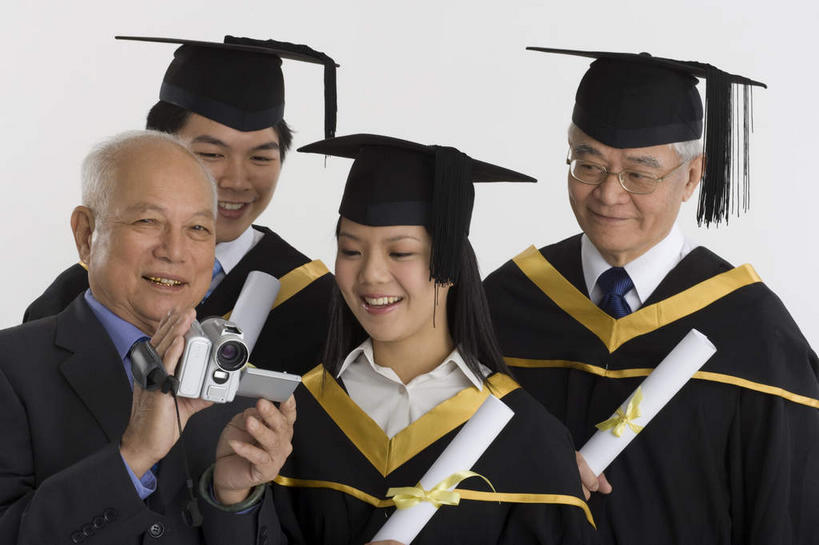 东方人,三个人,学生,站,笑,微笑,露齿笑,横图,室内,白天,正面,相机,亚洲,握,文凭,拿,两份,拿着,注视,黄种人,拍照,数码相机,观察,看,站着,握着,摄影,流苏,观看,察看,证书,学士帽,毕业,关注,学士服,学位证,学位证书,一部,三顶,垂布,学士袍,老年男性,男人,男性,年轻男性,年轻女性,女人,女性,亚洲人,照相机,站立,半身,彩图,照相