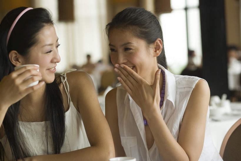 东方人,两个人,伙伴,朋友,坐,笑,微笑,露齿笑,横图,室内,白天,正面,友谊,幸福,茶,杯子,亚洲,握,朦胧,模糊,装饰,光线,茶叶,一杯,拿,拿着,注视,黄种人,娱乐,相视,一个,发箍,发饰,饰品,水杯,观察,看,享受,休闲,温馨,面对面,放松,乐趣,握着,单个,头箍,观看,对视,华丽,修饰,点缀,察看,提神,舒适,关注,醒脑,相对,发卡,配饰,相看,衬托,美观,雅致,雅观,饭铺,友情,年轻女性,女人,女性,亚洲人,茶杯,坐着,半身,彩图,饭店,饭馆