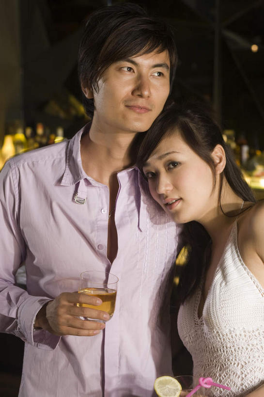 啤酒,东方人,两个人,竖图,室内,夜晚,正面,爱情,植物,亚洲,握,阴影,服装,光线,影子,一杯,浪漫,拿,拿着,依偎,注视,休闲装,黄种人,衣服,绿色,自然,观察,看,靠,靠着,倚靠,休闲,温暖,温馨,休闲服,恩爱,握着,恋人,服饰,生长,成长,观看,和睦,察看,倚着,关注,依附,依赖,投靠,男人,男性,年轻男性,年轻女性,女人,女性,亚洲人,情侣,半身,彩图,伴侣,融洽