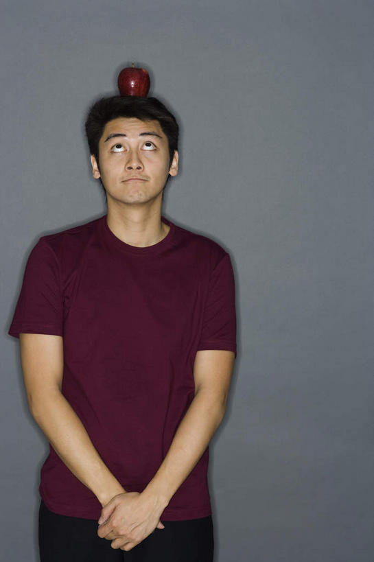 东方人,手,一个人,站,竖图,室内,白天,正面,苹果,水果,亚洲,仅一个男性,仅一个人,灰色背景,服装,新鲜,生食,食品,果实,注视,休闲装,黄种人,食物,仅一个年轻男性,衣服,红色,观察,看,站着,休闲,手部,休闲服,握着,摄影,服饰,有机食品,绿色食品,影棚,观看,疑惑,察看,关注,男人,男性,年轻男性,亚洲人,站立,半身,彩图,影棚拍摄,拍摄