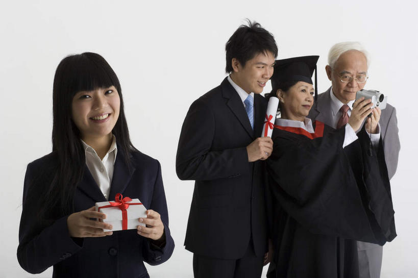 东方人,四个人,家庭,母亲,女儿,儿子,兄弟,姐妹,祖父,伙伴,朋友,学生,站,捧,笑,微笑,露齿笑,横图,室内,白天,白色背景,正面,衬衫,西装,友谊,礼盒,礼物,亚洲,握,套装,正装,文凭,眼镜,纸盒,领带,摄像机,拿,拿着,注视,职业装,黄种人,盒子,包装盒,礼品盒,观察,看,靠,靠着,站着,温暖,温馨,母女,母子,同学,一家人,母爱,摄像,握着,摄影,礼品,流苏,影棚,爷爷,摄影机,观看,祖孙,老花镜,和睦,察看,证书,学士帽,校友,毕业,关注,学士服,录像,学位证,外孙女,学位证书,外公,外祖父,外孙,外孙子,同窗,学友,垂布,学士袍,远视眼镜,友情,老年男性,男人,男性,年轻男性,年轻女性,女人,女性,亚洲人,孙女,孙子,端,端着,捧着,手捧,站立,半身,彩图,影棚拍摄,衬衣,拍摄,融洽