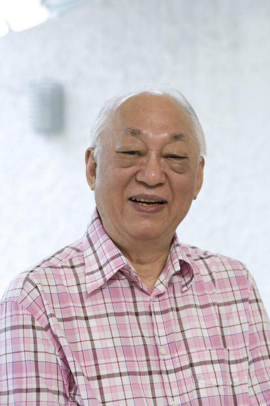 东方人,一个人,站,笑,微笑,露齿笑,竖图,室内,白天,正面,亚洲,仅一个男性,仅一个人,服装,朦胧,模糊,方格,注视,休闲装,黄种人,衣服,粉色,观察,看,站着,仅一个老年男性,休闲,休闲服,服饰,观看,察看,关注,老年男性,男人,男性,亚洲人,站立,半身,彩图