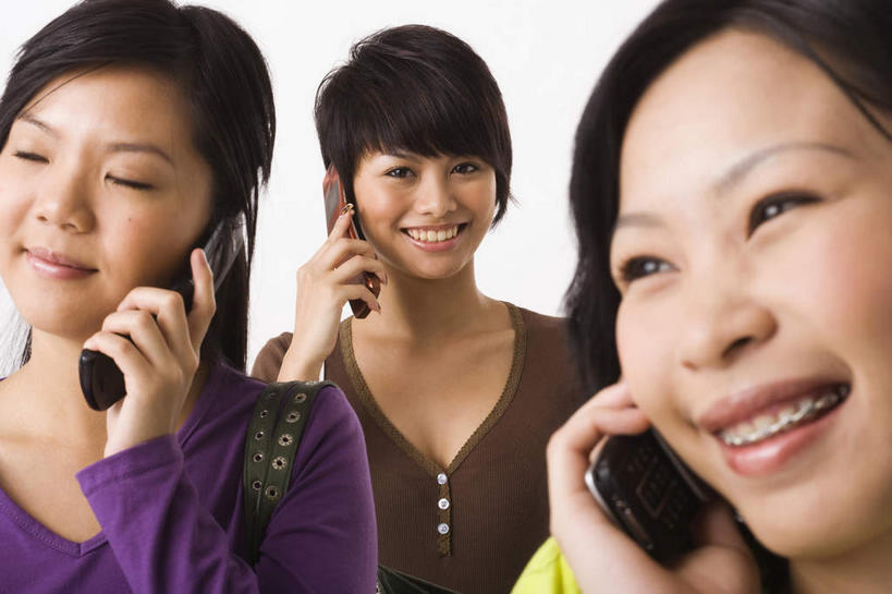 东方人,脸,头,脸颊,脖子,手,三个人,站,笑,打电话,微笑,露齿笑,横图,室内,特写,白天,正面,电话,手机,亚洲,握,服装,拿,听,拿着,注视,休闲装,黄种人,通讯设备,肩膀,衣服,黄色,紫色,观察,看,站着,休闲,手部,休闲服,握着,服饰,观看,察看,关注,三部,交流,年轻女性,女人,女性,亚洲人,头部,脖,颈,颈部,脸部,脸蛋,面部,沟通,通话,站立,半身,彩图