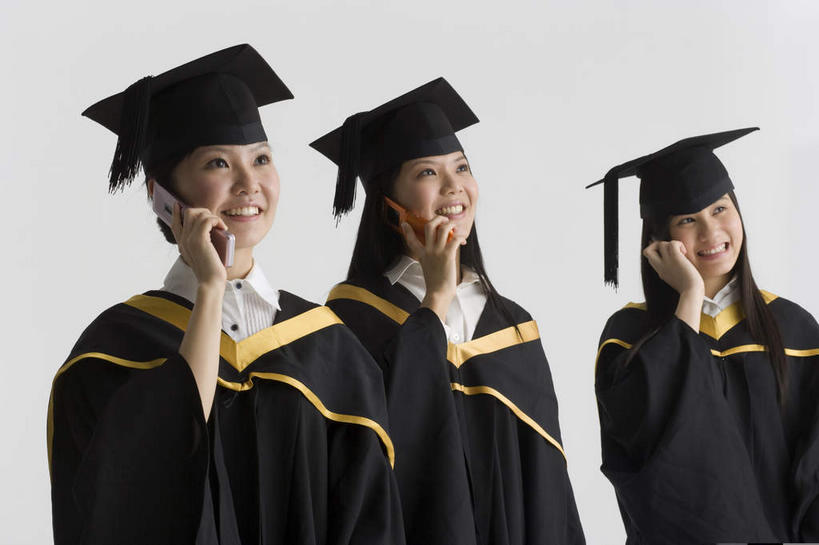 东方人,三个人,伙伴,朋友,学生,站,笑,打电话,微笑,露齿笑,横图,室内,白天,侧面,友谊,电话,手机,亚洲,戴,握,拿,听,拿着,注视,黄种人,通讯设备,观察,看,站着,同学,握着,流苏,观看,戴着,察看,学士帽,校友,毕业,关注,学士服,同窗,学友,三顶,三部,垂布,学士袍,交流,友情,年轻女性,女人,女性,亚洲人,沟通,通话,站立,半身,彩图