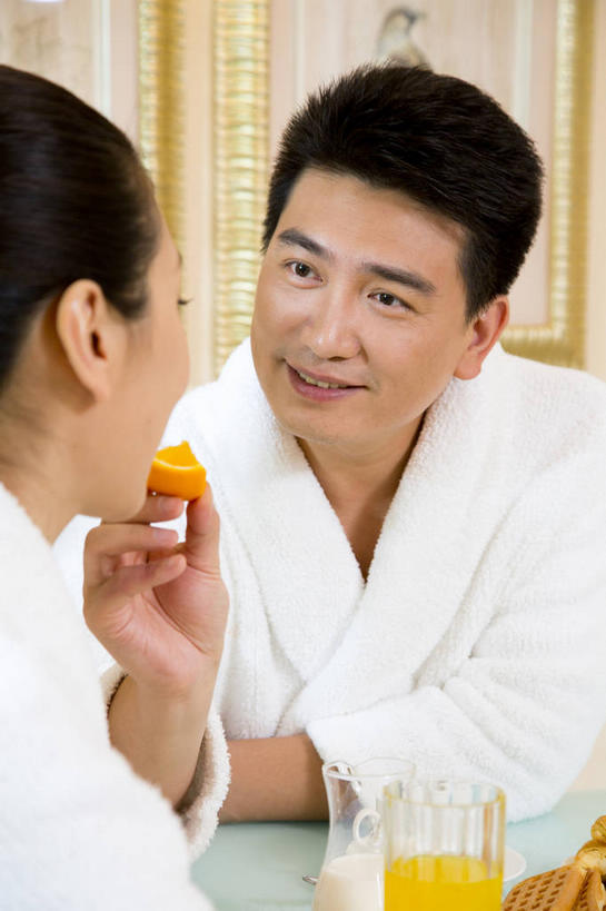 果汁,东方人,中年人,两个人,家庭,夫妻,坐,笑,吃,微笑,竖图,室内,白天,正面,浴袍,爱情,杯子,水果,亚洲,握,新鲜,墙,生食,橙汁,食品,果实,饮品,浪漫,拿,拿着,注视,黄种人,墙壁,墙面,玻璃制品,食物,饮料,水杯,观察,看,温暖,温馨,一家人,恩爱,握着,恋人,有机食品,绿色食品,观看,和睦,察看,甜橙,关注,可口,适口,男人,男性,年轻女性,女人,女性,中年男性,亚洲人,年轻人,夫妇,情侣,玻璃杯,橙子,橙,嚼,食,坐着,半身,彩图,汤帷子,浴衣,鹄壳,黄橙,黄果,金橙,金环,金球,糖橙,伴侣,融洽
