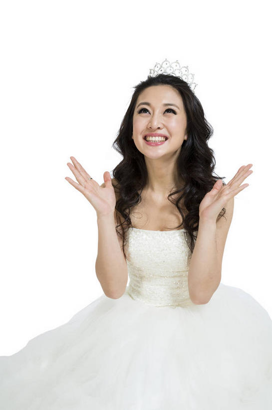 东方人,一个人,新娘,坐,笑,微笑,露齿笑,竖图,室内,白天,白色背景,正面,婚纱,婚礼,快乐,皇冠,亚洲,仅一个年轻女性,仅一个女性,仅一个人,庆祝,结婚,注视,黄种人,观察,看,喜庆,摄影,影棚,观看,纪念,权威,察看,高贵,关注,摄影棚,权力,统治,年轻女性,女人,女性,亚洲人,王冠,抬头,仰头,坐着,半身,彩图,影棚拍摄,婚礼服,礼服,高兴,拍摄