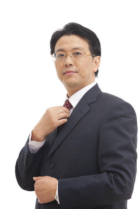 东方人,一个人,商务人士,商务男性,站,竖图,室内,白天,白色背景,侧面,衬衫,亚洲,仅一个男性,仅一个人,仅一个中年男性,一副,握,套装,眼镜,领带,拿,拿着,扭头,注视,黄种人,观察,看,站着,转头,握着,摄影,影棚,观看,察看,象征,庄重,关注,摄影棚,商务装,身份,近视眼镜,工薪阶层,正式,地位,男人,男性,中年男性,亚洲人,白领,上班族,站立,半身,彩图,影棚拍摄,衬衣,拍摄