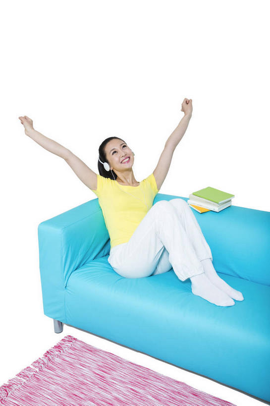 东方人,一个人,坐,举,伸展双臂,笑,微笑,露齿笑,竖图,俯视,室内,白天,白色背景,地毯,沙发,亚洲,仅一个年轻女性,仅一个女性,仅一个人,伸展,服装,装饰,编织,手工艺品,织物,注视,休闲装,黄种人,伸懒腰,衣服,粉色,黄色,蓝色,耳机,耳麦,话筒,工艺品,观察,看,托,休闲,休闲服,放松,摄影,服饰,影棚,观看,华丽,修饰,点缀,察看,麦克风,头戴式耳麦,关注,扩音器,摄影棚,惬意,传声器,布艺沙发,衬托,美观,雅致,雅观,懒腰,微音器,年轻女性,女人,女性,亚洲人,敞开双臂,举起,举手,举着,伸开双臂,向上举,向上伸,向上托,展开双肩,张开手臂,张开双臂,坐着,彩图,高角度拍摄,全身,影棚拍摄,拍摄,慵懒,头戴式耳机