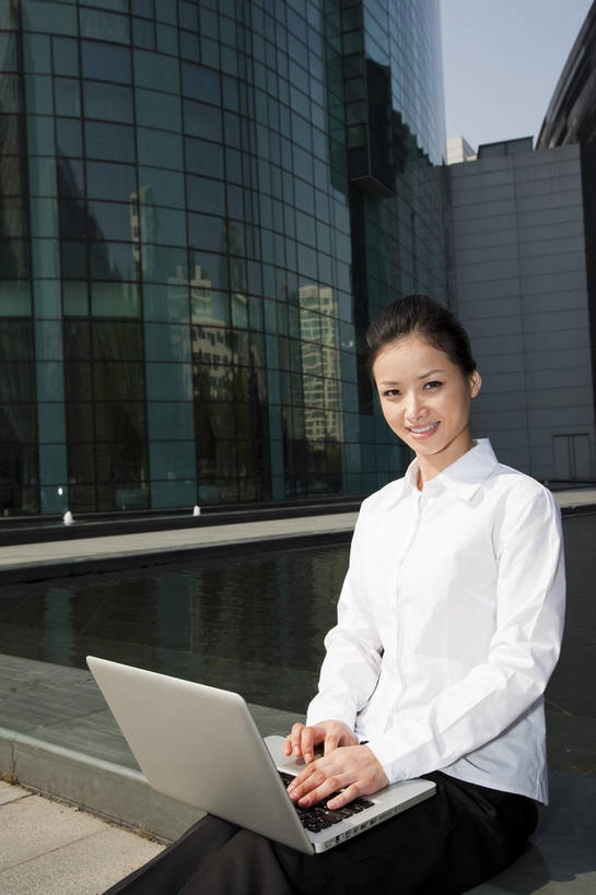 东方人,一个人,商务人士,商务女性,高楼大厦,坐,笑,微笑,露齿笑,竖图,室外,白天,正面,衬衫,办公楼,电脑,笔记本电脑,大厦,建筑,摩天大楼,写字楼,亚洲,仅一个年轻女性,仅一个女性,仅一个人,敲打,阴影,套装,光线,网络,影子,注视,黄种人,输入,通讯设备,阳光,楼宇,打字,观察,看,商务楼,观看,点击,一台,敲击,察看,无线,关注,通信设备,商务装,无线网络,无线上网,便携式电脑,工薪阶层,按键,手提电脑,年轻女性,女人,女性,亚洲人,白领,上班族,坐着,半身,彩图,衬衣,大楼,高层建筑,高楼,摩天楼