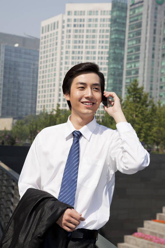 东方人,一个人,商务人士,商务男性,高楼大厦,站,笑,打电话,微笑,露齿笑,竖图,室外,白天,正面,衬衫,办公楼,植物,大厦,建筑,摩天大楼,写字楼,电话,手机,亚洲,仅一个男性,仅一个人,握,阴影,套装,光线,影子,领带,拿,拿着,注视,黄种人,通讯设备,树,树木,仅一个年轻男性,蓝色,绿色,蓝天,天空,阳光,自然,楼宇,天,观察,看,站着,商务楼,握着,生长,晴朗,成长,观看,察看,象征,庄重,关注,商务装,身份,工薪阶层,万里无云,一部,正式,地位,交流,男人,男性,年轻男性,亚洲人,白领,上班族,晴空,晴空万里,沟通,通话,站立,半身,彩图,衬衣,大楼,高层建筑,高楼,摩天楼