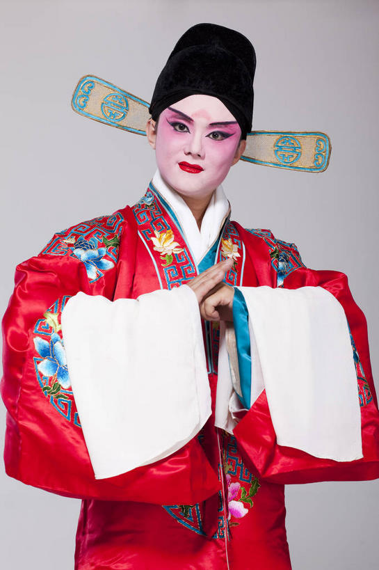 东方人,一个人,演员,电影明星,笑,微笑,竖图,室内,白天,正面,民族服装,化妆,帽子,亚洲,仅一个男性,仅一个人,灰色背景,服装,祝福,注视,黄种人,文化,仅一个年轻男性,衣服,彩妆,观察,看,手势,恭喜,摄影,服饰,影棚,观看,礼节,察看,生,衣着,穿着,关注,中国文化,摄影棚,祝贺,戏剧,礼仪,表演服,演出服,祝愿,京剧,作揖,戏曲,国粹,拱手,皮黄,尊敬,恭敬,寒暄,恭贺,同喜,衣饰,道具服,男人,男性,年轻男性,亚洲人,影视明星,半身,彩图,影棚拍摄,传统服装,民俗服,拍摄,京剧服饰,国剧,京戏,平剧,中国戏曲,打手势,传统文化,舞台妆,角色,小生