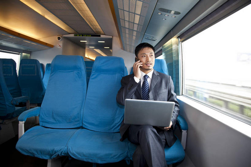 东方人,一个人,商务人士,商务男性,坐,打电话,横图,室内,白天,正面,衬衫,电脑,笔记本电脑,窗户,电话,手机,椅子,亚洲,仅一个男性,仅一个人,握,套装,网络,领带,二郎腿,拿,拿着,注视,黄种人,通讯设备,玻璃窗,车,仅一个年轻男性,蓝色,车窗,交通工具,观察,看,握着,观看,一台,察看,无线,象征,庄重,关注,载具,磁悬浮,通信设备,商务装,身份,无线网络,无线上网,便携式电脑,工薪阶层,磁悬浮列车,一部,正式,地位,交流,手提电脑,男人,男性,年轻男性,亚洲人,白领,上班族,沟通,通话,坐着,半身,彩图,衬衣,磁悬浮技术