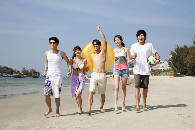 游泳,东方人,伙伴,朋友,走,握手,笑,微笑,露齿笑,横图,室外,白天,正面,泳装,比基尼,爱情,旅游,度假,快乐,兴奋,友谊,骄傲,成功,胜利,排球,海浪,海洋,美景,沙滩,植物,亚洲,五个人,一排,握,阴影,短裤,服装,裤子,整齐,光线,背心,救生圈,墨镜,沙子,眼镜,影子,塑料,海岸,景观,浪花,云,云朵,排球装备,沙地,许多人,浪漫,沙滩排球,云彩,注视,黄种人,娱乐,运动器械,裸露,树,树木,排列,衣服,蓝色,绿色,白云,蓝天,天空,阳光,自然,海水,塑料制品,太阳镜,太阳眼镜,游泳圈,天,观察,看,握拳,一群人,享受,休闲,温暖,温馨,健身器械,遮阳镜,景色,恩爱,放松,自信,握着,沙滩裤,恋人,充气,服饰,生长,晴朗,成长,观看,和睦,察看,救生,衣着,穿着,队列,关注,自然风光,裸,健身器材,海景,沙排,泅水,衣饰,友情,排球运动,男人,男性,年轻男性,年轻女性,女人,女性,亚洲人,情侣,大海,风浪,海,海水的波动,海滩,近岸浪,涌浪,晴空,步行,搀手,拉手,散步,手搀手,手拉手,手牵手,手握手,走路,彩图,全身,三点式,泳衣,欢乐,开心,伴侣,融洽,运动器材
