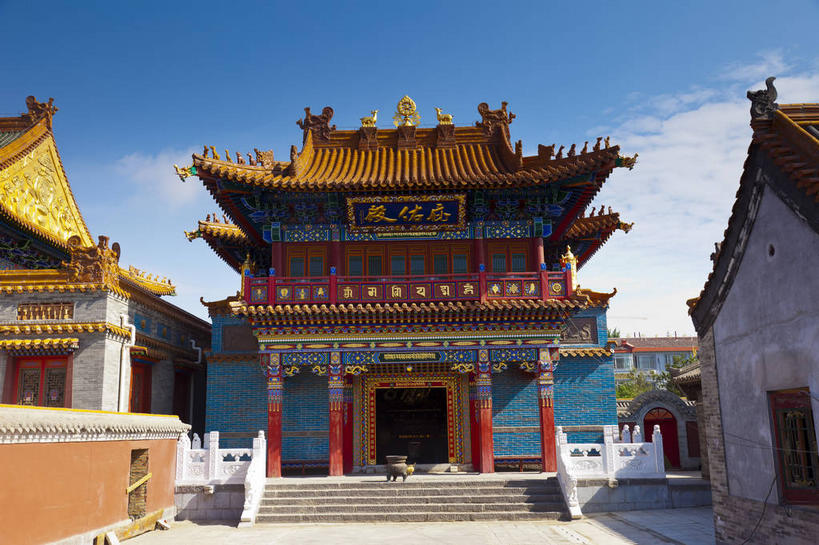 无人,寺庙,横图,室外,白天,仰视,旅游,度假,名胜古迹,植物,楼梯,标志建筑,地标,建筑,雕塑,中国,亚洲,阴影,节日,遗迹,艺术,装饰,光线,标志,雕刻,牌匾,文字,影子,字符,阶梯,云,云朵,云彩,古迹,文化,文物,娱乐,标识,建设,古建筑,拉萨,西藏,台阶,树,树木,蓝色,绿色,白云,蓝天,天空,阳光,自然,工艺品,庙宇,天,祈祷,享受,休闲,健康,汉字,旅游胜地,放松,许愿,宗教,佛教,信仰,生长,晴朗,成长,纪念,祈求,美术,中文,主题,藏,陈列,古文明,东亚,西藏自治区,喇嘛教,藏传佛教,八角街,首府,中华人民共和国,大昭寺,西南地区,功能,美学,国文,华文,拉萨市,释教,八廓街,平安,晴空,彩图,低角度拍摄,庙,寺,藏语系佛教,西藏佛教