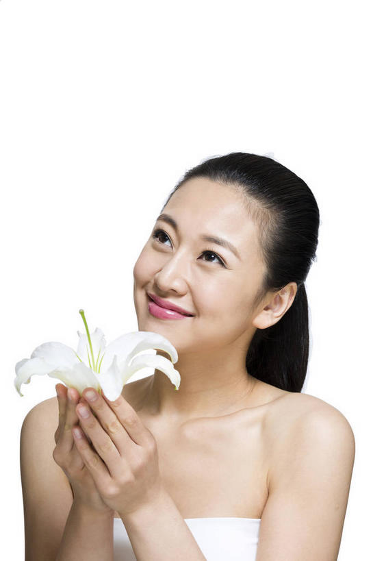 东方人,一个人,笑,微笑,竖图,室内,白天,白色背景,正面,化妆,美容,百合花,亚洲,仅一个年轻女性,仅一个女性,仅一个人,护肤,握,服装,盛开,拿,花蕾,拿着,注视,黄种人,花,花瓣,花朵,鲜花,一朵,衣服,白色,抹胸,花苞,花蕊,观察,看,保养,享受,休闲,放松,握着,保健,摄影,服饰,影棚,观看,察看,衣着,穿着,关注,摄影棚,养颜,强瞿,衣饰,百合蒜,倒仙,番韭,山丹,年轻女性,女人,女性,亚洲人,半身,彩图,影棚拍摄,拍摄,白百合,白花百合,圣母百合