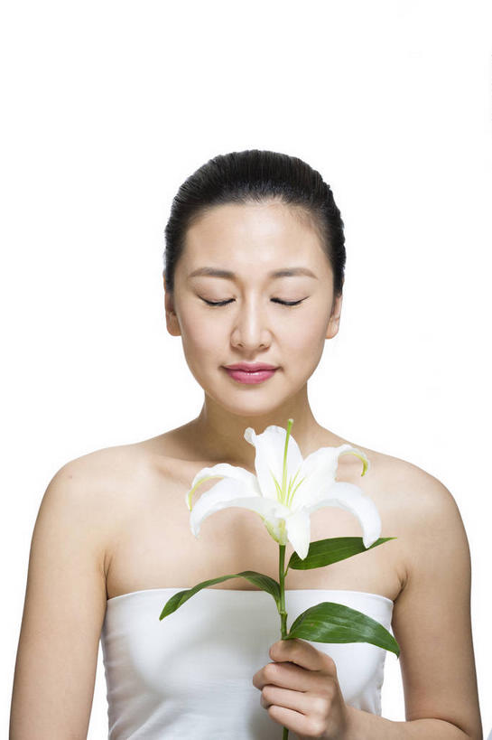 东方人,一个人,闭眼,笑,微笑,竖图,室内,白天,白色背景,正面,化妆,美容,百合花,叶子,亚洲,仅一个年轻女性,仅一个女性,仅一个人,护肤,握,服装,盛开,绿叶,拿,花蕾,拿着,黄种人,花,花瓣,花朵,鲜花,一朵,衣服,白色,抹胸,花苞,花蕊,保养,享受,休闲,嫩叶,放松,握着,保健,摄影,服饰,影棚,衣着,穿着,摄影棚,养颜,强瞿,衣饰,百合蒜,倒仙,番韭,山丹,年轻女性,女人,女性,亚洲人,叶,叶片,闭眼睛,闭着眼,闭着眼睛,半身,彩图,影棚拍摄,拍摄,白百合,白花百合,圣母百合