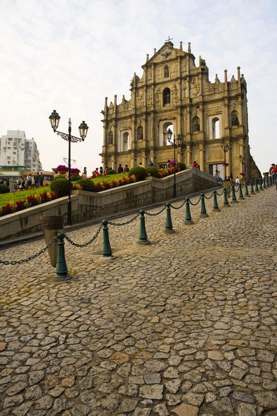 无人,教堂,栏杆,竖图,室外,白天,仰视,旅游,度假,植物,标志建筑,道路,地标,建筑,路,路灯,公路,照明,澳门,中国,亚洲,阴影,节日,环保,光线,影子,云,云朵,牌坊,牌楼,围栏,灯光,防护,交通,云彩,文化,娱乐,建设,护栏,废墟,灯,树,树木,蓝色,绿色,白云,蓝天,天空,阳光,自然,天,祈祷,享受,休闲,健康,旅游胜地,放松,许愿,宗教,信仰,生长,晴朗,成长,纪念,祈求,照亮,祭祀,照明设备,美好,美妙,表彰,间隔,荣誉,信念,东亚,大三巴牌坊,港澳台,中华人民共和国,美观,雅观,荣耀,澳门特别行政区,澳,绿篱,生篱,树篱,植篱,平安,晴空,马路,彩图,低角度拍摄,大教堂,礼拜堂,传统文化,大三巴,圣保禄大教堂遗址