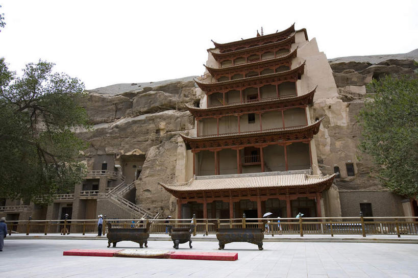 无人,寺庙,栏杆,横图,室外,白天,仰视,旅游,度假,石头,名胜古迹,山,山脉,植物,标志建筑,地标,建筑,敦煌,中国,亚洲,阴影,节日,遗迹,光线,石子,瓦片,影子,屋檐,山峰,悬崖,围栏,山峦,燃烧,古迹,文化,文物,娱乐,建设,古建筑,护栏,檐,树,树木,绿色,天空,阳光,自然,香火,庙宇,群山,天,祈祷,享受,休闲,健康,旅游胜地,放松,许愿,宗教,信仰,生长,成长,纪念,祈求,古文明,东亚,甘肃,甘肃省,莫高窟,中华人民共和国,绝壁,西北地区,甘,酒泉,酒泉市,千佛洞,平安,石块,岩石,彩图,低角度拍摄,庙,寺,敦煌莫高窟