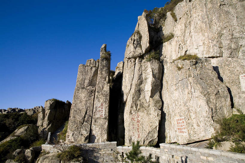 无人,横图,室外,白天,正面,旅游,度假,石头,美景,山,山脉,植物,泰山,中国,亚洲,阴影,光线,石子,影子,景观,山峰,悬崖,山峦,娱乐,山东,树,树木,蓝色,绿色,蓝天,天空,阳光,自然,群山,天,享受,休闲,景色,放松,生长,晴朗,成长,自然风光,东亚,山东省,泰安,万里无云,中华人民共和国,华东地区,鲁,绝壁,泰安市,岱山,岱宗,东岳,中国五岳之首,石块,岩石,晴空,晴空万里,彩图