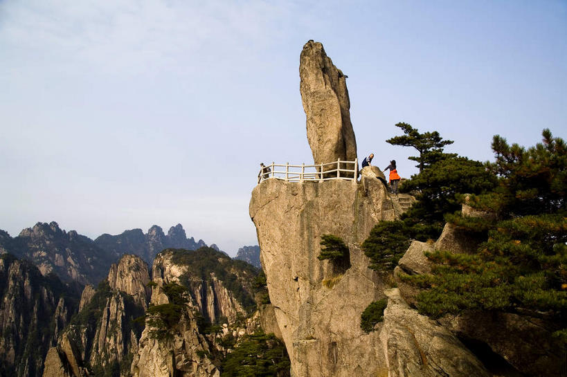 无人,栏杆,横图,室外,白天,仰视,旅游,度假,黄山,石头,美景,森林,山,山脉,树林,植物,中国,亚洲,阴影,光线,石子,影子,景观,山峰,围栏,山峦,娱乐,护栏,树,树木,蓝色,绿色,蓝天,天空,阳光,自然,群山,天,享受,休闲,景色,放松,生长,晴朗,成长,自然风光,东亚,安徽,安徽省,黄山市,万里无云,中华人民共和国,华东地区,皖,黟山,石块,岩石,晴空,晴空万里,彩图,低角度拍摄,世界地质公园,天下第一奇山