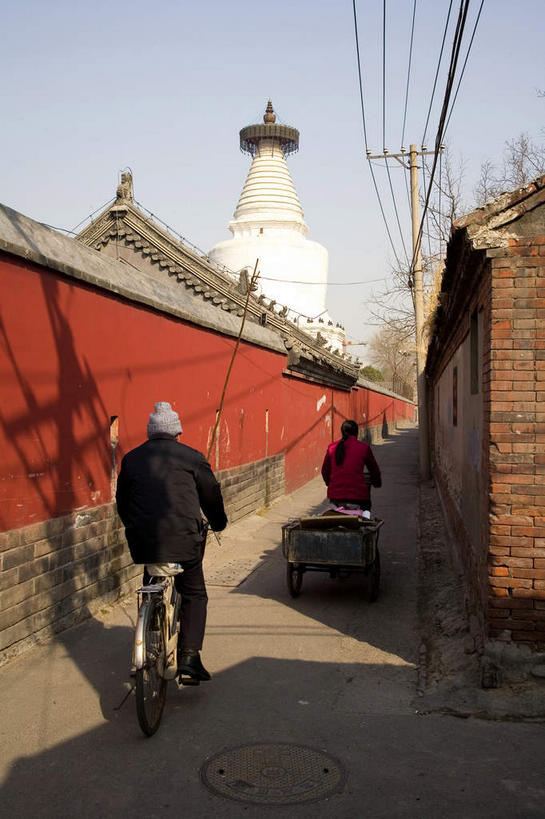 东方人,两个人,家,走,竖图,室外,白天,度假,美景,城市风光,城市,道路,胡同,路,自行车,北京,中国,亚洲,一辆,行人,阴影,服装,光线,瓦片,影子,房屋,墙,屋檐,屋子,景观,小路,塔,交通,首都,黄种人,娱乐,楼房,檐,路人,墙壁,墙面,住宅,车,脚踏车,骑,背面,衣服,红色,蓝色,白色,蓝天,天空,阳光,交通工具,天,骑车,享受,休闲,景色,放松,服饰,晴朗,衣着,穿着,载具,东亚,万里无云,中华人民共和国,北京市,京,北平,华北地区,西城区,衣饰,过客,男人,男性,年轻男性,年轻女性,女人,女性,亚洲人,晴空,晴空万里,里弄,步行,散步,走路,彩图,全身,房子,白塔寺,大圣寿万安寺,阜成门,妙应寺,平则门,巷