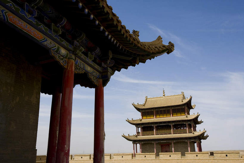 无人,横图,室外,白天,正面,旅游,度假,名胜古迹,标志建筑,地标,建筑,长城,中国,亚洲,阴影,遗迹,光线,瓦片,影子,柱子,墙,屋顶,屋檐,云,云朵,云彩,顶棚,古迹,文物,娱乐,建设,城墙,古建筑,檐,墙壁,墙面,蓝色,白云,蓝天,天空,阳光,天,享受,休闲,旅游胜地,放松,晴朗,坚硬,万里长城,防御,古文明,东亚,甘肃,甘肃省,嘉峪关,中华人民共和国,西北地区,甘,嘉峪关市,坚固,晴空,彩图,嘉峪关长城