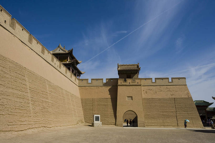 无人,横图,室外,白天,仰视,旅游,度假,名胜古迹,标志建筑,道路,地标,建筑,路,长城,中国,亚洲,阴影,遗迹,光线,影子,墙,云,云朵,拱门,小路,交通,云彩,古迹,文物,娱乐,建设,城墙,古建筑,墙壁,墙面,石板路,蓝色,白云,蓝天,天空,阳光,天,享受,休闲,旅游胜地,放松,晴朗,坚硬,万里长城,防御,古文明,东亚,甘肃,甘肃省,嘉峪关,中华人民共和国,西北地区,甘,嘉峪关市,坚固,晴空,彩图,低角度拍摄,嘉峪关长城