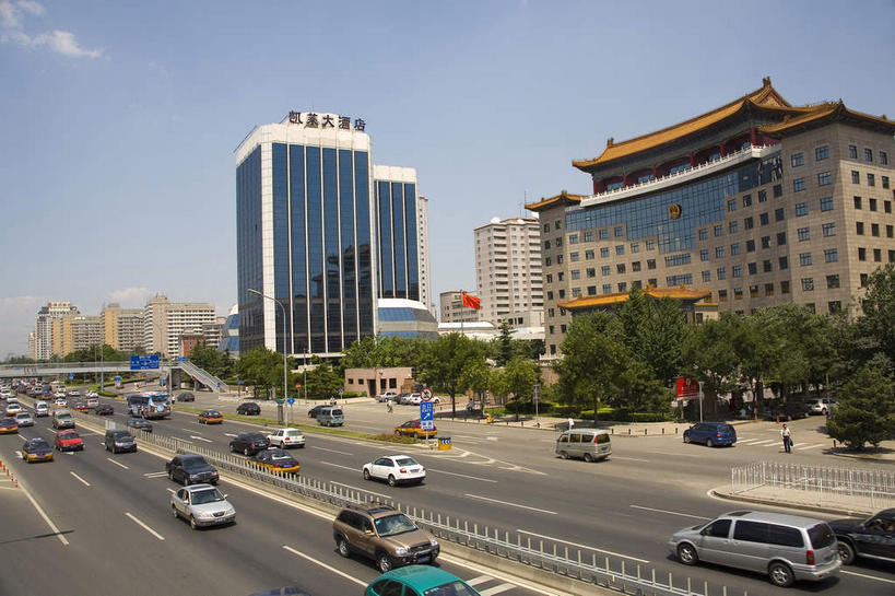 无人,高楼大厦,栏杆,横图,室外,白天,仰视,度假,美景,植物,窗户,落地窗,城市风光,城市,大厦,道路,建筑,路,摩天大楼,桥梁,公路,汽车,旗帜,国旗,北京,中国,亚洲,一排,许多,阴影,整齐,并列,并排,光线,旗杆,影子,景观,云,云朵,天桥,围栏,桥,分界线,停车线,交通,首都,很多,云彩,娱乐,建设,护栏,五星红旗,玻璃窗,车,树,树木,排列,蓝色,绿色,白云,倒影,蓝天,天空,阳光,自然,交通工具,轿车,天,享受,休闲,景色,放松,生长,晴朗,成长,人行桥,车行道,车行道分界线,倒映,队列,载具,标线,平行,玻璃幕墙,中国国旗,东亚,车行线,中华人民共和国,北京市,京,北平,华北地区,反照,旗,晴空,马路,彩图,低角度拍摄,大楼,高层建筑,高楼,摩天楼,红地五星旗,中华人民共和国国旗,过街天桥