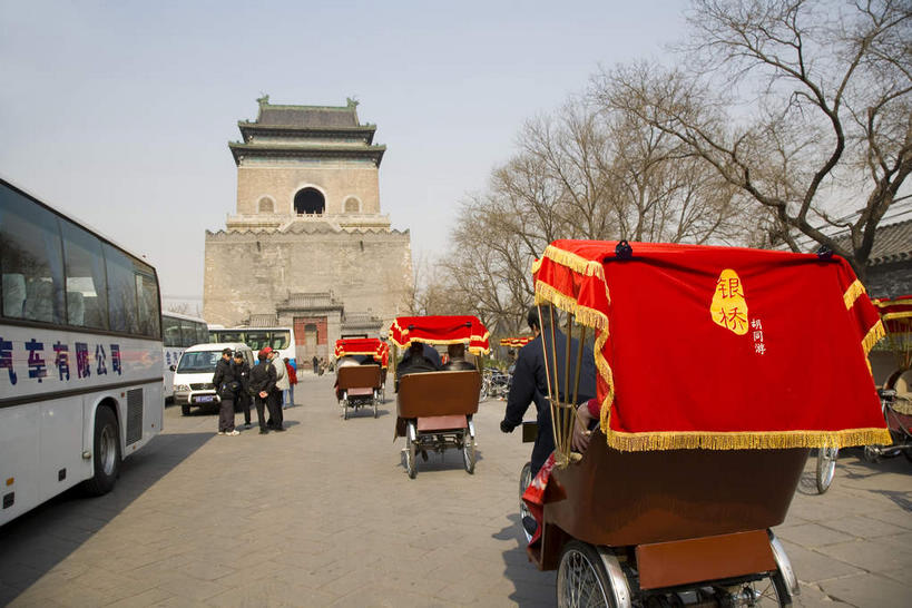 东方人,站,横图,室外,白天,正面,旅游,度假,名胜古迹,植物,标志建筑,道路,地标,建筑,路,公路,公共汽车,北京,中国,亚洲,许多,行人,阴影,服装,遗迹,光线,影子,墙,拱门,钟楼,巴士,三轮车,公交车,交通,首都,很多,许多人,注视,休闲装,黄种人,古迹,文物,娱乐,建设,城墙,古建筑,路人,墙壁,墙面,车,脚踏车,树,树木,骑,衣服,蓝色,绿色,蓝天,天空,阳光,自然,交通工具,轿车,天,观察,看,站着,一群人,骑车,享受,休闲,休闲服,旅游胜地,放松,服饰,城楼,生长,晴朗,成长,观看,坚硬,察看,关注,载具,防御,古文明,东亚,万里无云,中华人民共和国,北京市,京,北平,华北地区,西城区,门楼,坚固,过客,男人,男性,年轻男性,年轻女性,女人,女性,亚洲人,晴空,晴空万里,马路,站立,半身,彩图,北京钟楼,地安门外大街