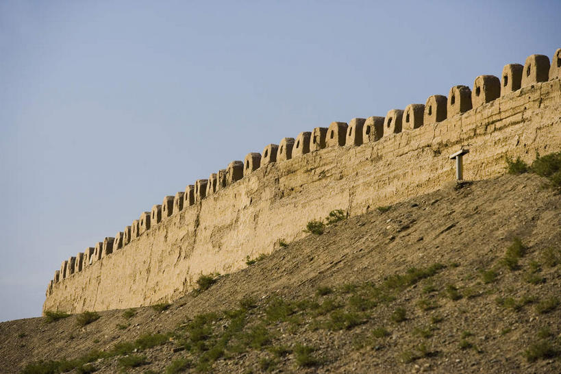 无人,横图,室外,白天,仰视,旅游,度假,草地,草坪,名胜古迹,植物,标志建筑,地标,建筑,长城,中国,亚洲,阴影,遗迹,光线,瓦片,影子,墙,屋顶,屋檐,顶棚,古迹,文物,娱乐,建设,城墙,古建筑,檐,墙壁,墙面,草,蓝色,绿色,蓝天,天空,阳光,天,享受,休闲,旅游胜地,放松,晴朗,坚硬,万里长城,防御,古文明,东亚,甘肃,甘肃省,嘉峪关,万里无云,中华人民共和国,西北地区,甘,嘉峪关市,坚固,晴空,晴空万里,彩图,低角度拍摄,嘉峪关长城