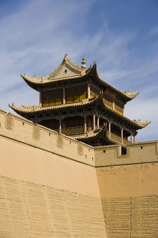 无人,竖图,室外,白天,正面,旅游,度假,名胜古迹,标志建筑,地标,建筑,长城,中国,亚洲,阴影,遗迹,光线,瓦片,影子,墙,屋顶,屋檐,云,云朵,云彩,顶棚,古迹,文物,娱乐,建设,城墙,古建筑,檐,墙壁,墙面,蓝色,白云,蓝天,天空,阳光,天,享受,休闲,旅游胜地,放松,晴朗,坚硬,万里长城,防御,古文明,东亚,甘肃,甘肃省,嘉峪关,中华人民共和国,西北地区,甘,嘉峪关市,坚固,晴空,彩图,嘉峪关长城