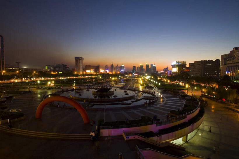 无人,家,栏杆,横图,室外,夜晚,正面,旅游,度假,河流,水,标志建筑,地标,建筑,路灯,夜景,照明,中国,亚洲,许多,阴影,环绕,围绕,光线,影子,柱子,房屋,屋子,河水,水流,围栏,灯光,很多,环抱,娱乐,建设,山东,护栏,楼房,住宅,灯,倒影,享受,休闲,旅游胜地,放松,照亮,倒映,照明设备,东亚,山东省,济南,中华人民共和国,华东地区,省会,鲁,济南市,萦绕,反照,彩图,房子,泉城广场