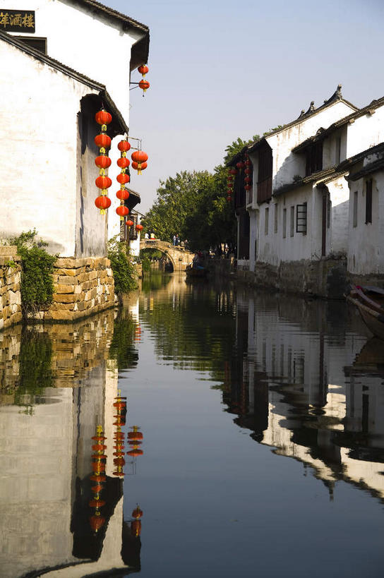 无人,竖图,室外,白天,正面,旅游,度假,河流,名胜古迹,水,植物,标志建筑,地标,建筑,桥梁,周庄,中国,亚洲,阴影,遗迹,光线,瓦片,影子,屋顶,屋檐,河水,水流,桥,顶棚,古迹,文物,娱乐,建设,古建筑,江苏,石桥,檐,拱桥,树,树木,蓝色,绿色,倒影,蓝天,天空,阳光,自然,天,享受,休闲,旅游胜地,放松,拱形,生长,晴朗,成长,人行桥,石拱桥,倒映,古文明,东亚,江苏省,昆山,昆山市,周庄镇,万里无云,中华人民共和国,华东地区,苏,中国第一水乡,反照,鹿城,贞丰里,晴空,晴空万里,彩图