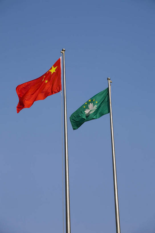 无人,竖图,室外,白天,仰视,度假,美景,城市风光,城市,旗帜,国旗,澳门,中国,亚洲,一面,阴影,飘扬,光线,影子,柱子,景观,星星,娱乐,五星红旗,黄色,红色,蓝色,绿色,蓝天,天空,阳光,天,享受,休闲,星形,景色,放松,晴朗,飘逸,飞扬,五角形,中国国旗,东亚,万里无云,港澳台,中华人民共和国,澳门特别行政区,澳,五颗,旗,晴空,晴空万里,五角星,彩图,低角度拍摄,红地五星旗,中华人民共和国国旗,澳门特别行政区区旗,澳门区旗