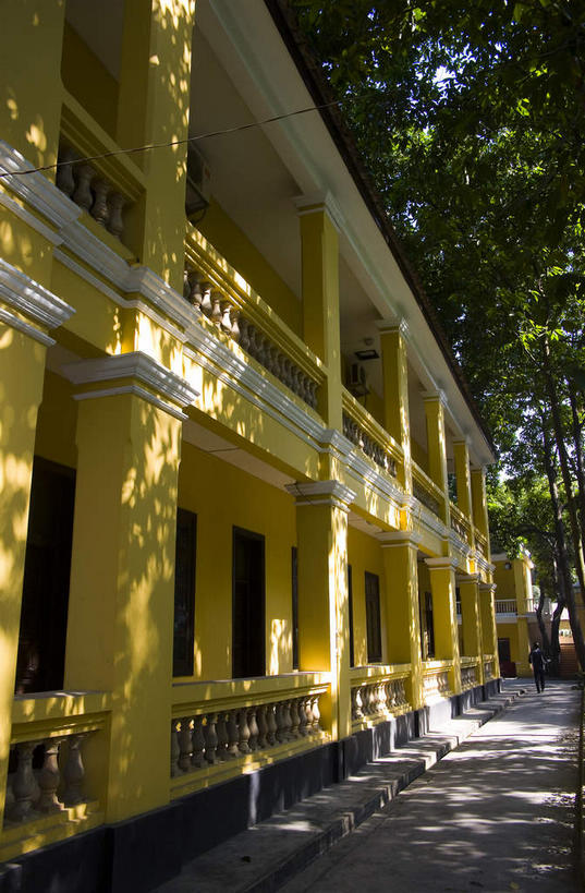 无人,学校,教学楼,栏杆,露台,竖图,室外,白天,仰视,旅游,度假,植物,阳台,标志建筑,道路,地标,建筑,路,广州,中国,亚洲,一排,许多,阴影,整齐,光线,影子,柱子,墙,围栏,小路,交通,很多,娱乐,建设,校园,护栏,墙壁,墙面,树,树木,排列,黄色,绿色,白色,阳光,自然,享受,休闲,教室,旅游胜地,放松,生长,成长,队列,东亚,广东,广东省,中华人民共和国,华南地区,省会,广州市,粤,黄埔,黄埔区,彩图,低角度拍摄,教学大楼,露天阳台,长洲岛,黄埔岛,黄埔军校旧址