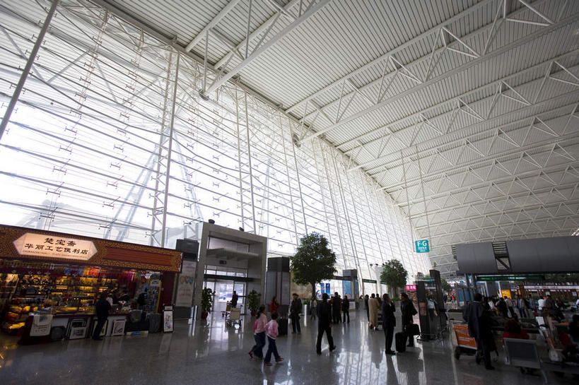 东方人,机场,走,横图,室内,白天,仰视,旅游,度假,植物,窗户,落地窗,天花板,标志建筑,地标,飞机场,建筑,广州,中国,亚洲,一排,许多,行人,游客,游人,服装,整齐,并列,并排,瓷砖,地砖,盆栽,盆景,地面,很多,许多人,休闲装,黄种人,娱乐,候机厅,建设,路人,旅客,玻璃窗,排列,衣服,绿色,白云,倒影,自然,一群人,享受,休闲,休闲服,旅游胜地,放松,服饰,生长,成长,倒映,队列,候机室,平行,玻璃幕墙,东亚,广东,广东省,中华人民共和国,华南地区,省会,广州市,粤,待机室,反照,过客,男人,男性,年轻男性,年轻女性,女人,女性,亚洲人,航空站,空港,步行,散步,走路,彩图,低角度拍摄,全身,白云区,广州白云国际机场,广州机场