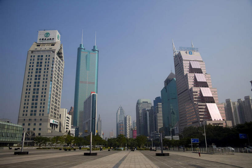 无人,高楼大厦,横图,室外,白天,仰视,度假,美景,植物,窗户,落地窗,城市风光,城市,大厦,道路,建筑,路,摩天大楼,公路,汽车,深圳,中国,亚洲,一排,许多,阴影,整齐,并列,并排,光线,影子,景观,分界线,停车线,交通,很多,娱乐,玻璃窗,车,树,树木,排列,蓝色,绿色,蓝天,天空,阳光,自然,交通工具,轿车,天,享受,休闲,景色,放松,生长,晴朗,成长,车行道,车行道分界线,队列,载具,标线,平行,玻璃幕墙,地王大厦,东亚,车行线,广东,鹏城,广东省,万里无云,中华人民共和国,华南地区,粤,深圳市,晴空,晴空万里,马路,彩图,低角度拍摄,大楼,高层建筑,高楼,摩天楼,罗湖区,信兴广场,深圳地王大厦