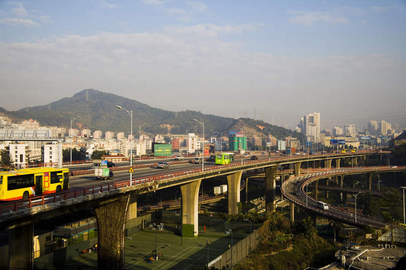 无人,家,高楼大厦,横图,室外,白天,正面,度假,美景,山,山脉,植物,城市风光,标志建筑,城市,大桥,大厦,道路,地标,建筑,路,摩天大楼,桥梁,公路,汽车,中国,亚洲,阴影,曲折,弯曲,光线,影子,房屋,屋子,景观,山峰,云,云朵,高架,建筑群,桥,分界线,停车线,交通,山峦,云彩,娱乐,建设,厦门,楼房,住宅,车,树,树木,蓝色,绿色,白云,蓝天,天空,阳光,自然,交通工具,轿车,群山,天,享受,休闲,景色,放松,吊桥,蜿蜒,生长,晴朗,成长,车行道,车行道分界线,悬索桥,载具,标线,吊杆,高架桥,福建,东亚,车行线,高架道路,跨线桥,福建省,厦门市,中华人民共和国,华东地区,闽,锚锭,悬索,晴空,马路,彩图,房子,大楼,高层建筑,高楼,摩天楼,海沧大桥