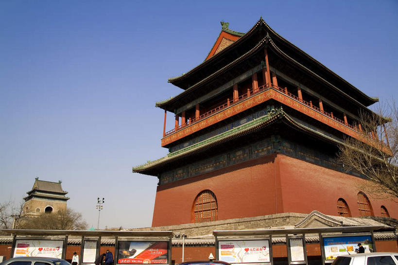 无人,栏杆,横图,室外,白天,仰视,旅游,度假,植物,标志建筑,地标,建筑,车站,北京,中国,亚洲,许多,阴影,光线,瓦片,影子,柱子,墙,屋檐,拱门,围栏,站台,首都,很多,娱乐,建设,护栏,月台,檐,墙壁,墙面,树,树木,红色,蓝色,绿色,蓝天,天空,阳光,自然,天,享受,休闲,旅游胜地,放松,生长,晴朗,成长,东亚,鼓楼,万里无云,中华人民共和国,北京市,京,北平,华北地区,西城区,晴空,晴空万里,彩图,低角度拍摄,公共汽车站,汽车车站,汽车站,北京鼓楼,地安门外大街,飞檐