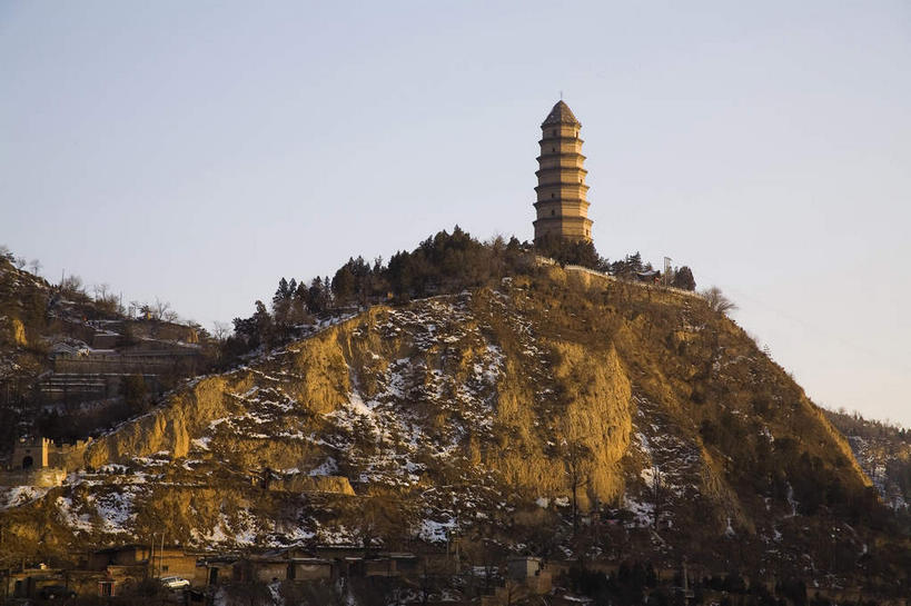 无人,横图,室外,白天,仰视,旅游,度假,石头,名胜古迹,山,山脉,标志建筑,地标,建筑,中国,亚洲,阴影,遗迹,光线,石子,瓦片,影子,屋檐,山峰,悬崖,塔,山峦,古迹,文物,娱乐,建设,古建筑,檐,蓝色,蓝天,天空,阳光,群山,天,享受,休闲,旅游胜地,放松,晴朗,古文明,东亚,陕西,陕西省,万里无云,中华人民共和国,绝壁,西北地区,陕,延安,延安市,宝塔山,石块,岩石,晴空,晴空万里,彩图,低角度拍摄,嘉岭山
