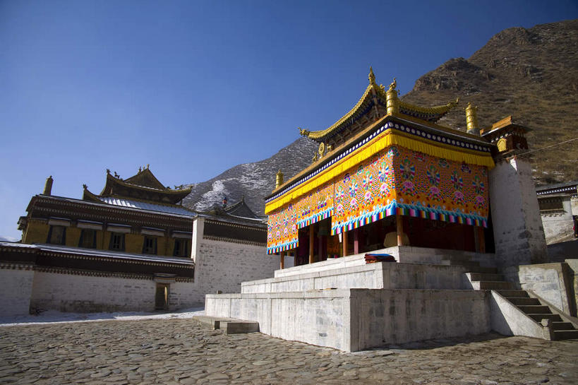 无人,寺庙,横图,室外,白天,仰视,旅游,度假,名胜古迹,山,山脉,植物,标志建筑,道路,地标,建筑,路,中国,亚洲,阴影,节日,遗迹,光线,纹路,瓦片,纹理,影子,墙,屋顶,屋檐,山峰,小路,交通,山峦,燃烧,顶棚,古迹,文化,文物,娱乐,建设,古建筑,檐,墙壁,墙面,树,树木,蓝色,绿色,蓝天,天空,阳光,自然,香火,庙宇,群山,天,祈祷,享受,休闲,健康,旅游胜地,放松,许愿,宗教,信仰,生长,晴朗,成长,纪念,祈求,古文明,东亚,甘肃,甘肃省,夏河县,拉卜楞寺,万里无云,肌理,中华人民共和国,西北地区,甘,甘南,甘南州,夏河,平安,晴空,晴空万里,彩图,低角度拍摄,庙,寺