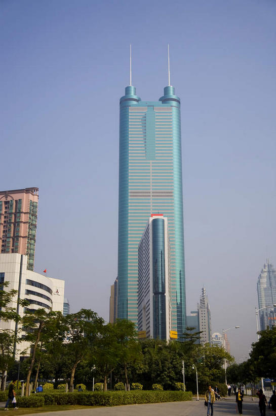 无人,家,高楼大厦,竖图,室外,白天,仰视,旅游,度假,植物,窗户,落地窗,标志建筑,大厦,道路,地标,建筑,路,摩天大楼,公路,深圳,中国,亚洲,一排,许多,阴影,整齐,并列,并排,光线,影子,房屋,屋子,交通,很多,娱乐,建设,楼房,玻璃窗,住宅,树,树木,排列,蓝色,绿色,蓝天,天空,阳光,自然,天,享受,休闲,旅游胜地,放松,生长,晴朗,成长,队列,平行,玻璃幕墙,地王大厦,东亚,广东,鹏城,广东省,万里无云,中华人民共和国,华南地区,粤,深圳市,晴空,晴空万里,马路,彩图,低角度拍摄,房子,大楼,高层建筑,高楼,摩天楼,罗湖区,信兴广场,深圳地王大厦