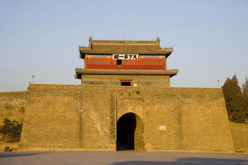 无人,横图,室外,白天,仰视,旅游,度假,名胜古迹,植物,窗户,标志建筑,道路,地标,建筑,路,雕塑,中国,亚洲,一块,吊挂,悬挂,阴影,遗迹,艺术,装饰,光线,标志,雕刻,牌匾,瓦片,文字,影子,字符,墙,屋檐,拱门,小路,褐色,交通,挂,古迹,文化,文物,娱乐,标识,建设,城墙,古建筑,檐,玻璃窗,墙壁,墙面,石板路,树,树木,黄色,蓝色,绿色,蓝天,天空,阳光,自然,工艺品,天,享受,休闲,汉字,旅游胜地,放松,城楼,生长,晴朗,成长,纪念,坚硬,美术,中文,主题,防御,陈列,古文明,东亚,万里无云,中华人民共和国,华北地区,功能,美学,国文,华文,河北,河北省,冀,秦皇岛,秦皇岛市,门楼,坚固,晴空,晴空万里,彩图,低角度拍摄,山海关,山海关长城,山海关区,天下第一关,榆关,飞檐