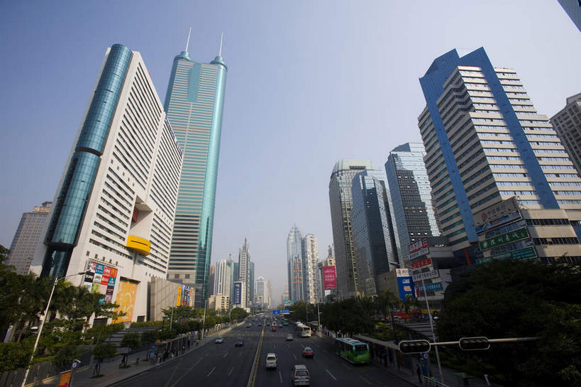 无人,家,高楼大厦,横图,室外,白天,消失点,仰视,旅游,度假,植物,窗户,落地窗,标志建筑,大厦,道路,地标,建筑,路,摩天大楼,公路,汽车,深圳,中国,亚洲,一排,许多,阴影,整齐,并列,并排,光线,影子,房屋,屋子,分界线,停车线,交通,很多,娱乐,建设,楼房,玻璃窗,住宅,车,树,树木,排列,蓝色,绿色,倒影,蓝天,天空,阳光,自然,交通工具,轿车,天,享受,休闲,旅游胜地,放松,生长,晴朗,成长,车行道,车行道分界线,倒映,队列,载具,标线,平行,玻璃幕墙,地王大厦,东亚,车行线,广东,鹏城,广东省,万里无云,中华人民共和国,华南地区,粤,深圳市,反照,晴空,晴空万里,马路,彩图,低角度拍摄,没影点,灭点,房子,大楼,高层建筑,高楼,摩天楼,罗湖区,信兴广场,深圳地王大厦