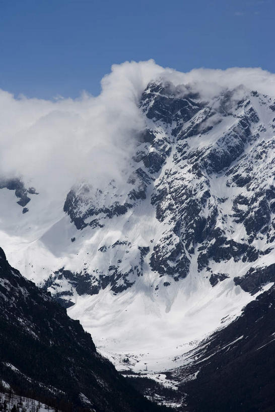 无人,竖图,室外,白天,正面,旅游,度假,石头,美景,山,雪,雪山,大雪,中国,亚洲,阴影,光线,石子,影子,冰,积雪,景观,山峰,悬崖,雪景,云,云朵,冬季,冬天,山峦,云彩,娱乐,德钦,迪庆,云南,蓝色,白云,蓝天,天空,阳光,自然,天,享受,休闲,景色,放松,寒冷,晴朗,冰冷,自然风光,东亚,迪庆藏族自治州,云南省,德钦县,白马雪山,中华人民共和国,西南地区,严寒,冰凉,酷寒,凛冽,凛凛,极冷,绝壁,滇,迪庆州,石块,岩石,晴空,彩图,白马雪山国家级自然保护区,白芒雪山,白茫雪山