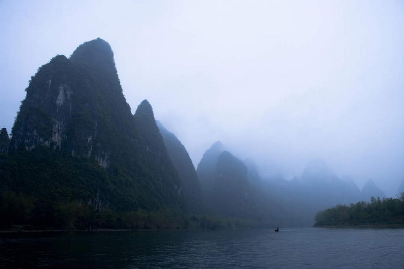 无人,横图,室外,白天,正面,旅游,度假,河流,美景,森林,山,山脉,树林,水,植物,雾,船,桂林,中国,亚洲,一艘,朦胧,模糊,河水,景观,山峰,水流,木船,山峦,娱乐,树,树木,绿色,自然,交通工具,群山,享受,休闲,景色,放松,生长,成长,广西,迷雾,舟,自然风光,载具,东亚,阳朔,广西壮族自治区,中华人民共和国,桂林市,桂,华南地区,阳朔县,兴坪,兴坪镇,大雾,彩图